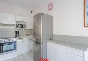 Cozy T2 Apartment with Pool Access, Steps from Beach and Shops