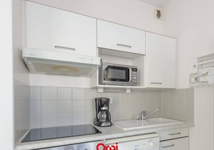 Cozy T2 Apartment with Pool Access, Steps from Beach and Shops