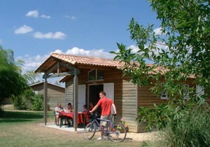 Detached chalet with dishwasher, on the banks of the Lot