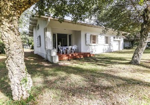 Detached single-storey house close to the Estagnots beach in Seignosse, where.