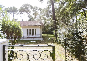 Detached single-storey house close to the Estagnots beach in Seignosse, where.