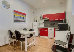 Downtown Apartment Near Beach - Modern Decor, Family-Friendly