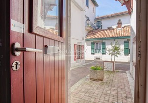 Downtown Apartment Near Beach - Modern Decor, Family-Friendly