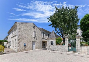 Gîte in holiday park with swimming pool
