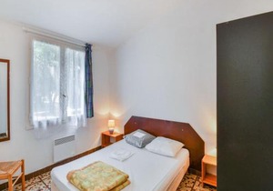 Gîte in holiday park with swimming pool