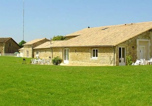 Homerez - Amazing house for 8 ppl. with shared pool at Saint-Vincent-la-Châtre