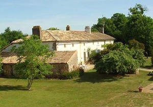 Homerez - Amazing house for 8 ppl. with shared pool at Saint-Vincent-la-Châtre
