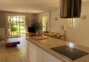 House for 7 with swimming pool in a green setting. Golf course 5 minutes away, beaches 15 minutes.