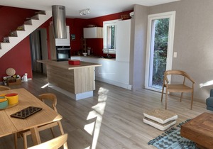 House for 7 with swimming pool in a green setting. Golf course 5 minutes away, beaches 15 minutes.