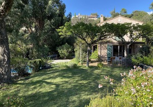 House for 7 with swimming pool in a green setting. Golf course 5 minutes away, beaches 15 minutes.