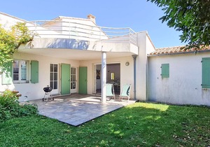 In the heart of Couarde, superb family villa