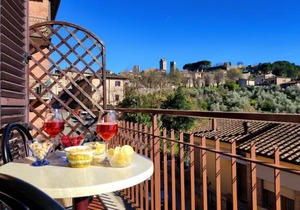 Lovely Balcony San Gimignano Apartments