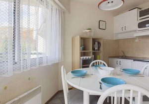Mezzanine apartment sleeps 4, equipped kitchen
