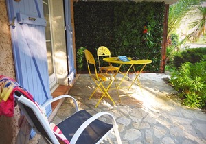 N ° 1 2-person apartment "Standard" located in lush greenery.