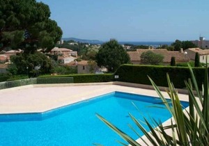 Nice air-conditioned 2-room apartment in a residence with swimming pool