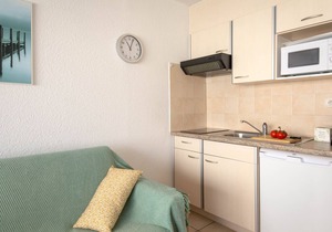 Oceanview Gem: 2BR Apt with Terrace, Beach & City Center Access