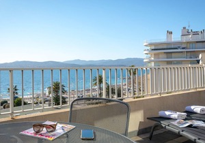 Oceanview Gem: 2BR Apt with Terrace, Beach & City Center Access