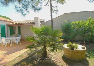 Pleasant villa near beach with garden and parking