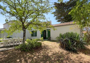 Pretty single storey house near the beach