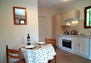 Quiet small house in Holiday Resort * swimming pool, tennis, bar, activities