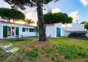 Quiet villa near the beach with garden and parking