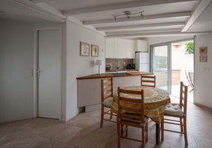 Renovated house, quiet, with garden, 400 m from the beach facing the Golden Islands
