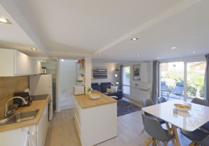 Renovated semi-detached villa - sleeps 8 - Beach walk