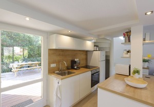 Renovated semi-detached villa - sleeps 8 - Beach walk