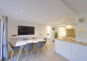 Renovated semi-detached villa - sleeps 8 - Beach walk