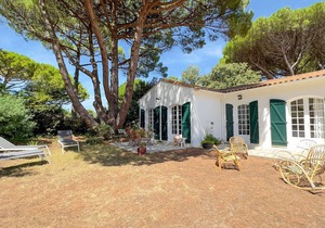 Single storey family villa close to the beach