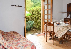 Small and neat cottage in Limeuil with room for 4 people.