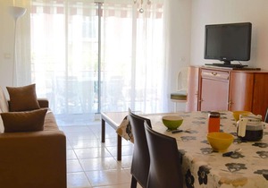 Spacious 1BR Apt with Large Terrace, Near Sea and Station, Garage Included - Saint-Raphaël