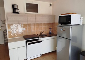 Spacious 2-Bed Cabin Apartment Near Beach & Shops, Large Loggia, Garage Included