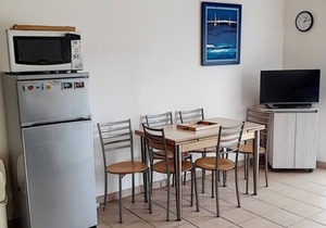 Spacious 2-Bed Cabin Apartment Near Beach & Shops, Large Loggia, Garage Included