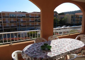 Spacious 2-Bed Cabin Apartment Near Beach & Shops, Large Loggia, Garage Included