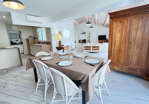Superb single storey villa with swimming pool