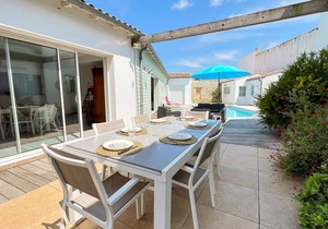 Superb single storey villa with swimming pool