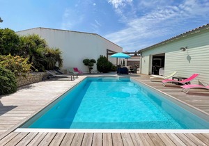Superb single storey villa with swimming pool
