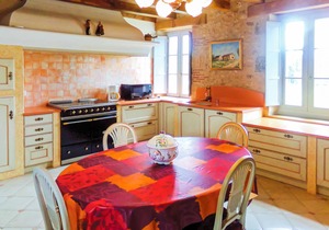 This beautiful and bright vacation home in the heart of the Périgord Noir welcomes you in Limeuil, o