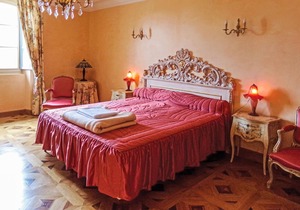 This beautiful and bright vacation home in the heart of the Périgord Noir welcomes you in Limeuil, o