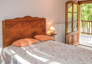 This magnificent house with a spacious terrace is located in Limeuil, which is officially one of the