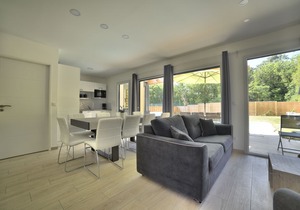Villa with private pool and Jacuzzi on a residence with tennis