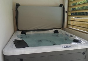Villa with private pool and Jacuzzi on a residence with tennis