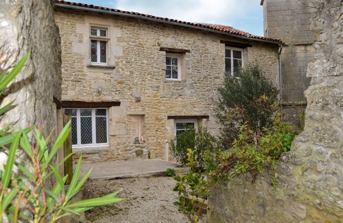Saint Jean d'Angle House | 127 m² House ∙ 2 bedrooms ∙ 4 guests