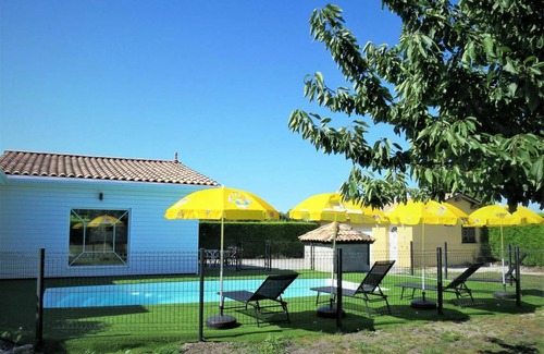 Civrac-en-Medoc Other | 150 m² Accommodation ∙ 3 bedrooms ∙ 6 guests