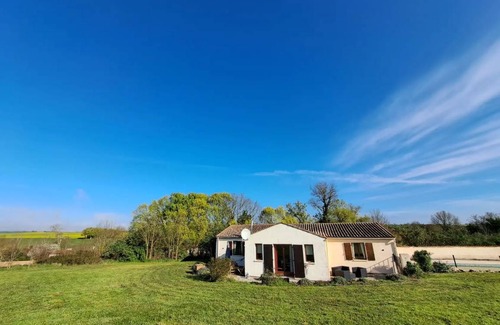 Saint-Pierre-de-Juillers House | 162 m² House ∙ 4 bedrooms ∙ 8 guests