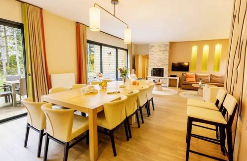 Curcay-sur-Dive House | 173 m² Mobile home ∙ 6 bedrooms ∙ 12 guests