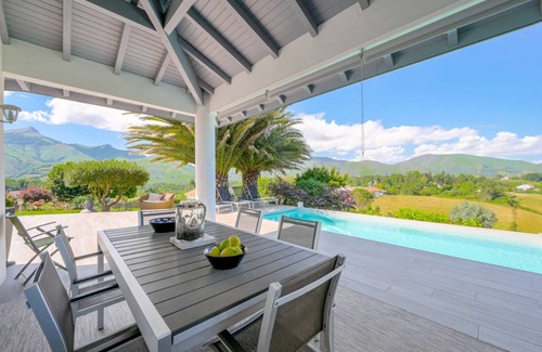 Urrugne Villa | 200 m² Villa ∙ 2 bedrooms ∙ 4 guests