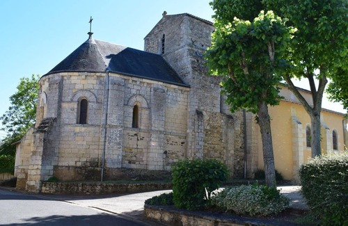 Saint-Jean-de-Sauves House | 230 m² House ∙ 2 bedrooms ∙ 8 guests