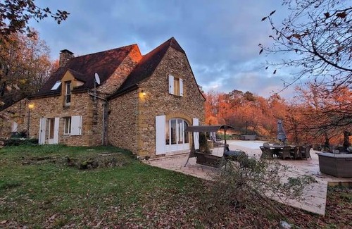 Beynac-et-Cazenac Villa | 230 m² Villa ∙ 5 bedrooms ∙ 9 guests
